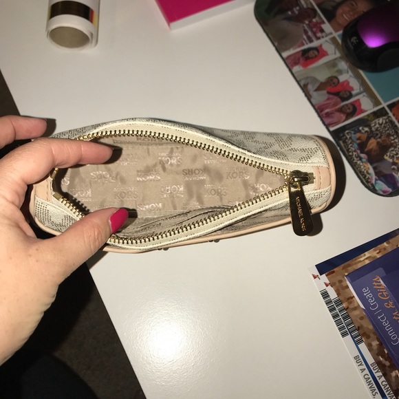 Used MK case - Picture 2 of 3